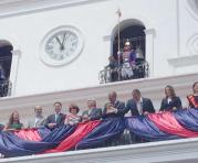 El presidente Rafael Correa junto a Sarah Garcés saludaron desde el balcón del Palacio de Carondelet. Foto: @Presidencia_Ec