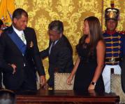 El presidente  Rafael Correa es condecorado en el Salón Amarillo en Carondelet. Foto Pavel Calahorrano / ÚN
