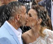 El futbolista del equipo argentino de fútbol Boca Juniors Carlos Tévez (C) después de contraer matrimonio con Vanesa Mansilla en una ceremonia civil. Foto: EFE