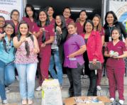 Estudiantes de Obstetricia de la Universidad Central  donaron su cabello. Foto: Gabriela Pilataxi / ÚN