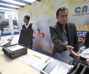 Entrega de los scaners koreanos al CNE para su uso en la proximas elecciones. Foto: Vicente Costales / ÚN