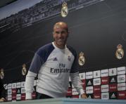 El técnico del Real Madrid, Zinedine Zidane, a su llegada a la rueda de prensa tras el entrenamiento del equipo esta mañana en Valdebebas. Foto: EFE