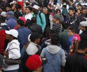 En la puerta del estadio Gonzalo Pozo hubo aglomeración de jóvenes, ayer. Foto: Galo Paguay/ ÚN