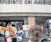 Con tambores y panderetas se manifestaron en contra del cierre de la ONG. Foto: Paúl Rivas Bravo / ÚN