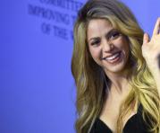La cantante colombiana y embajadora global de UNICEF, Shakira, saluda al público tras recibir el Crystal Award. Foto: EFE