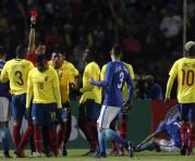 El árbitro central le exhibe la tarjeta roja al jugador William Vargas de Ecuador , por doble amarilla. Foto: Vicente Costales / ÚN