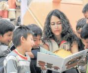 Tanya Benítez lee un libro a los niños en el mercado de Santa Clara. Foto: Cortesía
