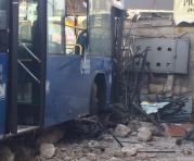 Un autobús se impactó contra una pared en el sur de Quito. Foto: Alfredo Lagla / ÚN