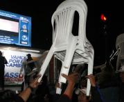 Sillas y pantalla gigante en la avenida Maldonado. Foto: ÙN
