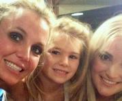 Britney Spears con su sobrina y hermana. Foto: Tomada de Infobae