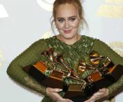 Adele ganó los premios en la sala de prensa durante la 59ª ceremonia anual de premios Grammy en el Staples Center de Los Ángeles, California, EE.UU. Foto: EFE