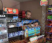 Carlos Paredes es propietario de una tienda en el norte de Quito. Algunas marcas de ‘snacks’ resaltan en las estanterías. Foto: Julio Estrella / ÚN