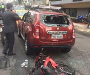 La motocicleta en el piso se impactó en el vidrio posterior del auto rojo. Foto: Alfredo Lagla / ÚN
