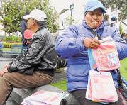 María Palán vende paraguas y ponchos en el centro desde hace 12 años. Foto: Diego Pallero / ÚN