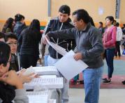 Desarrollo de la jornada electoral en la escuela Mena del Hierro, norte de Quito. Foto: Alfredo Lagla / ÚN
