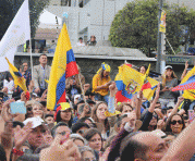 Los ciudadanos se mantienen en vigilia en el CNE de Quito. Foto: Alfredo Lagla / ÚN