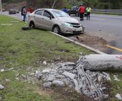 El automóvil se estrelló con el poste y posteriormente se volcó. Foto: Alfredo Lagla / ÚN