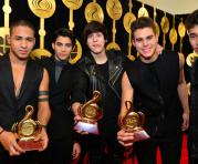 Integrantes de la banda CNCO posan con los trofeos recibidos en la gala del Premio Lo Nuestro a la Música Latina el jueves 23 de febrero de 2017. Foto: EFE