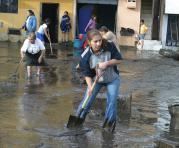 Los moradores del Barrio Lucha de los Pobres sacaron el agua con baldes. Foto: Archivo / ÚN