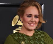 Adele durante la ceremonia de entrega de los 59th Grammy Awards. Foto: AFP
