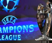 El trofeo de la Liga de Campeones se exhibió durante el sorteo de cuartos de final. Foto: AFP
