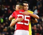 Antonio Valencia y Cristhian Noboa y su abrazo de panas al final del partido. Foto: AFP