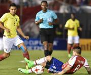 Cristhian Noboa de Ecuador disputa una pelota ante Juan Manuel Iturbe de Paraguay durante un partido de eliminatorias a Rusia 2018. Foto: AFP