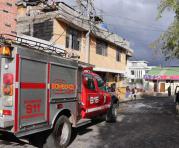Los bomberos atendieron un incendio en Chillogallo y uno de sus miembros resultó herido. Foto: Alfredo Lagla / ÚN