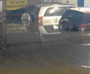 Los pobres vehículos quedaron llenitos de agua, solo el ‘coco’ aparecía. Fotos: Cortesía / Cuerpo de Bomberos Quito