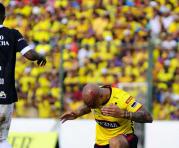 El delantero Ariel Nahuelpán salió lastimado en el partido del debut ante la Católica , ayer, en Quevedo. FOTOS: agencia API para ÚN