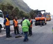 El personal del Ministerio realizó el pasado miércoles trabajos de bacheo en el kilómetro 14 de la vía Pifo Papallacta. Foto: @ObrasPublicasEc