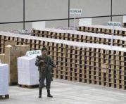 Un militar resguarda los kits electorales para la segunda vuelta de las elecciones presidenciales, en las instalaciones de CEMEXPO. Foto: Vicente Costales / ÚN