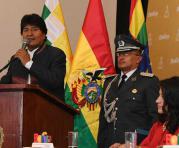 El presidente de Bolivia, Evo Morales (i), habla durante la presentación oficial del rally Dakar de 2018. Foto: EFE