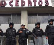 La Policía Nacional custodia los exteriores de Cedatos. Foto: Julio Estrella / ÚN
