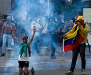Manifestantes protestan contra el gobierno del presidente Nicolás Maduro en Caracas el sábado 8 de abril de 2017. Foto: AFP