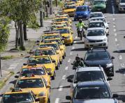 Una caravana de taxis amarillos avanzó por la avenida 10 de Agosto. Foto: Alfredo Lagla / ÚN