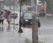 La lluvia causo molestias a los moradores de la ciudadela Atarazana inundando sus calles y dificultando en transito. Foto: Joffre Flores / ÚN