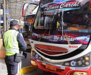 Los agentes de tránsito comenzaron con los controles a los buses interprovinciales. Foto: Alfredo Lagla / ÚN