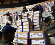 Los militares acomodan los paquetes electorales, junto a personal del Consejo Nacional Electoral. Fotos: Diego Pallero / ÚN
