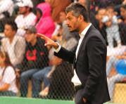 Gustavo Munúa dando instrucciones a sus jugadores durante el cotejo entre Macará y Liga de Quito. Foto: API