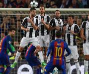 Lionel Messi ejecuta un tiro libre sobe la barrera de la Juventus. Foto: AFP