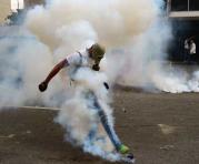 Un manifestante choca con la policía durante una manifestación contra el presidente venezolano Nicolás Maduro, en Caracas el 19 de abril de 2017. Foto: AFP