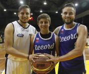 Cristian, Alexander y Wilson Orozco comparten la pasión por la canasta. Estos ñañitos basquetbolistas juegan en el torneo provincial Foto: Galo Paguay / ÚN