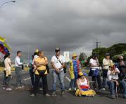 Los activistas de la oposición venezolana llevan a cabo una sentada para protestar contra el gobierno del presidente Nicolás Maduro, en Caracas, el 15 de mayo de 2017. Foto: AFP