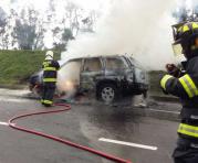 Las llamas consumieron al vehículo; el automotor quedó destruido. Foto: Eduardo Terán / ÚN