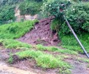 Deslizamiento de tierra sobre la avenida Pichincha y Los Ríos sector Playón de La Marín. Foto: Twitter AMT