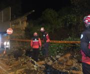 En Iñaquito el muro de un conjunto habitacional se desplomó en horas de la noche. Foto: Paúl Rivas / ÚN
