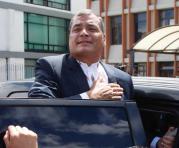 Rafael Correa saluda en los exteriores de la Asamblea Nacional. Foto: Patricio Terán / ÚN