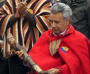Lenín Moreno recibió el bastón de mando de la mano de los indígenas. Foto: EFE