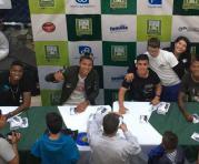 Felipe Mejía, Fernando León, Mario Rizotto y Billy Arce firman autógrafos. Foto: Twitter: @IDV_EC